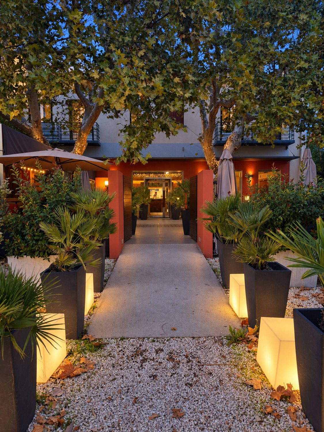 L'allée d'entrée du restaurant, bordée de lanternes
